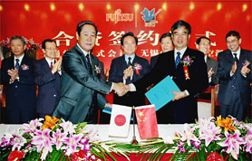 調印式後の写真