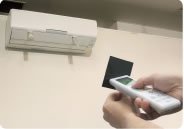 [実験道具] ：赤外線透過フィルタを通してリモコンを押すがエアコンが動かない。