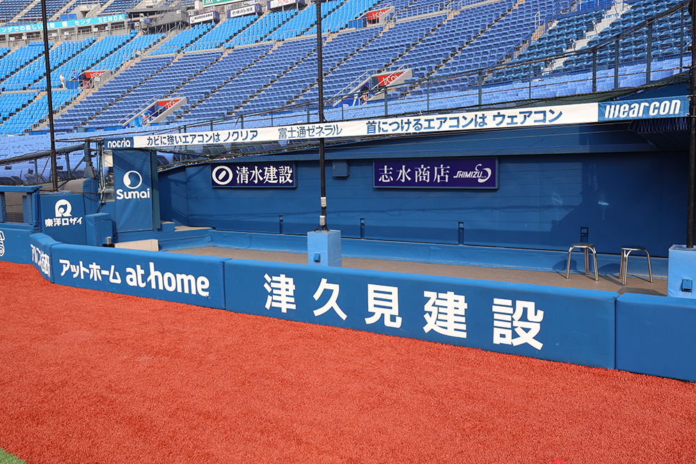 横浜DeNAベイスターズ 横浜スタジアム看板 一塁側ズーム カメラマン席上部帯広告