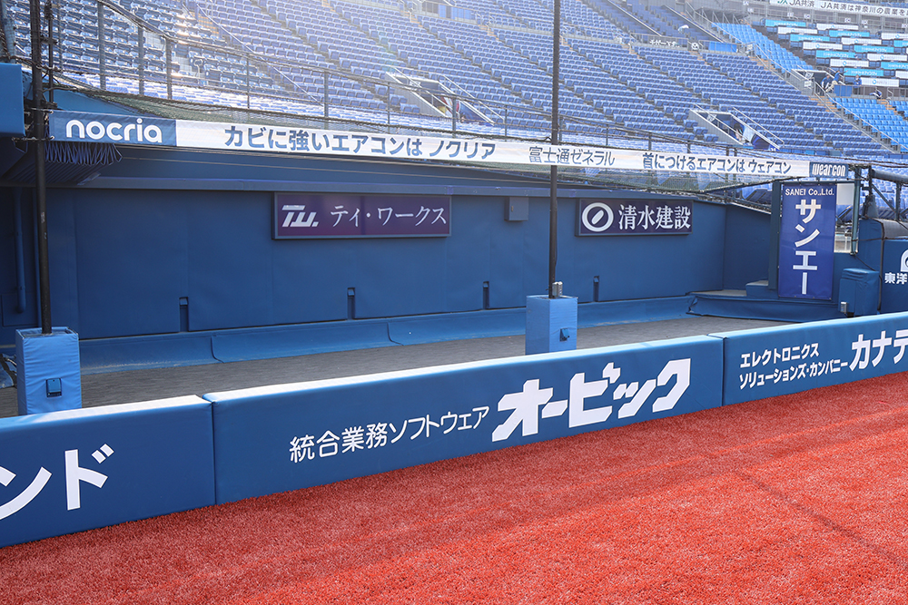 横浜DeNAベイスターズ 横浜スタジアム看板 三塁側ズーム カメラマン席上部帯広告