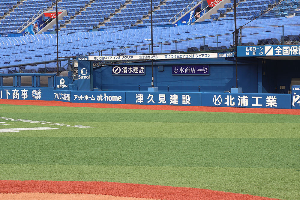 横浜DeNAベイスターズ 横浜スタジアム看板 三塁側 カメラマン席上部帯広告