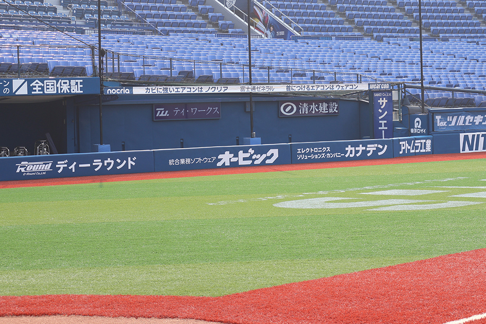 横浜DeNAベイスターズ 横浜スタジアム看板 一塁側 カメラマン席上部帯広告