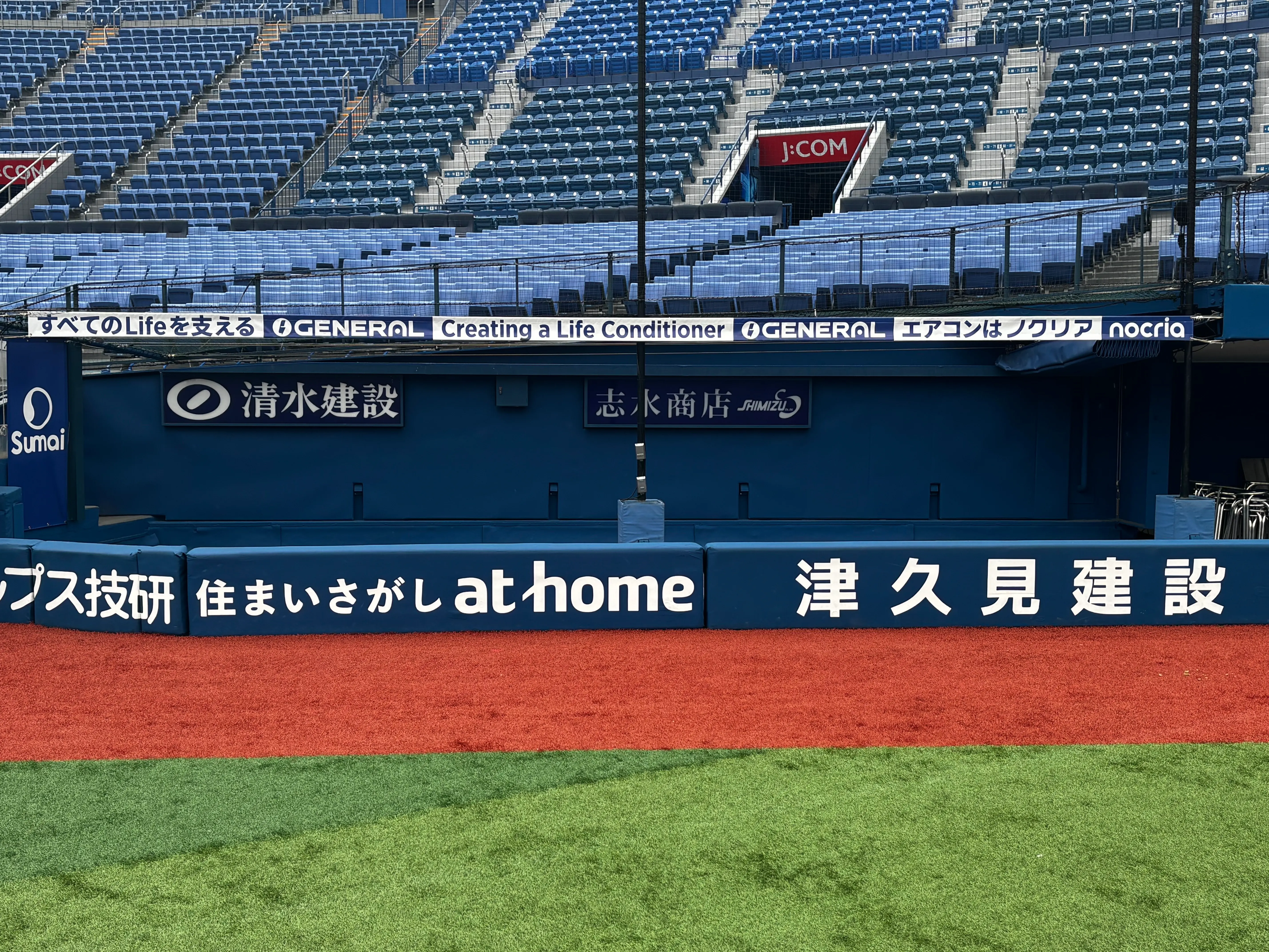 横浜DeNAベイスターズ 横浜スタジアム看板 一塁側 カメラマン席上部帯広告