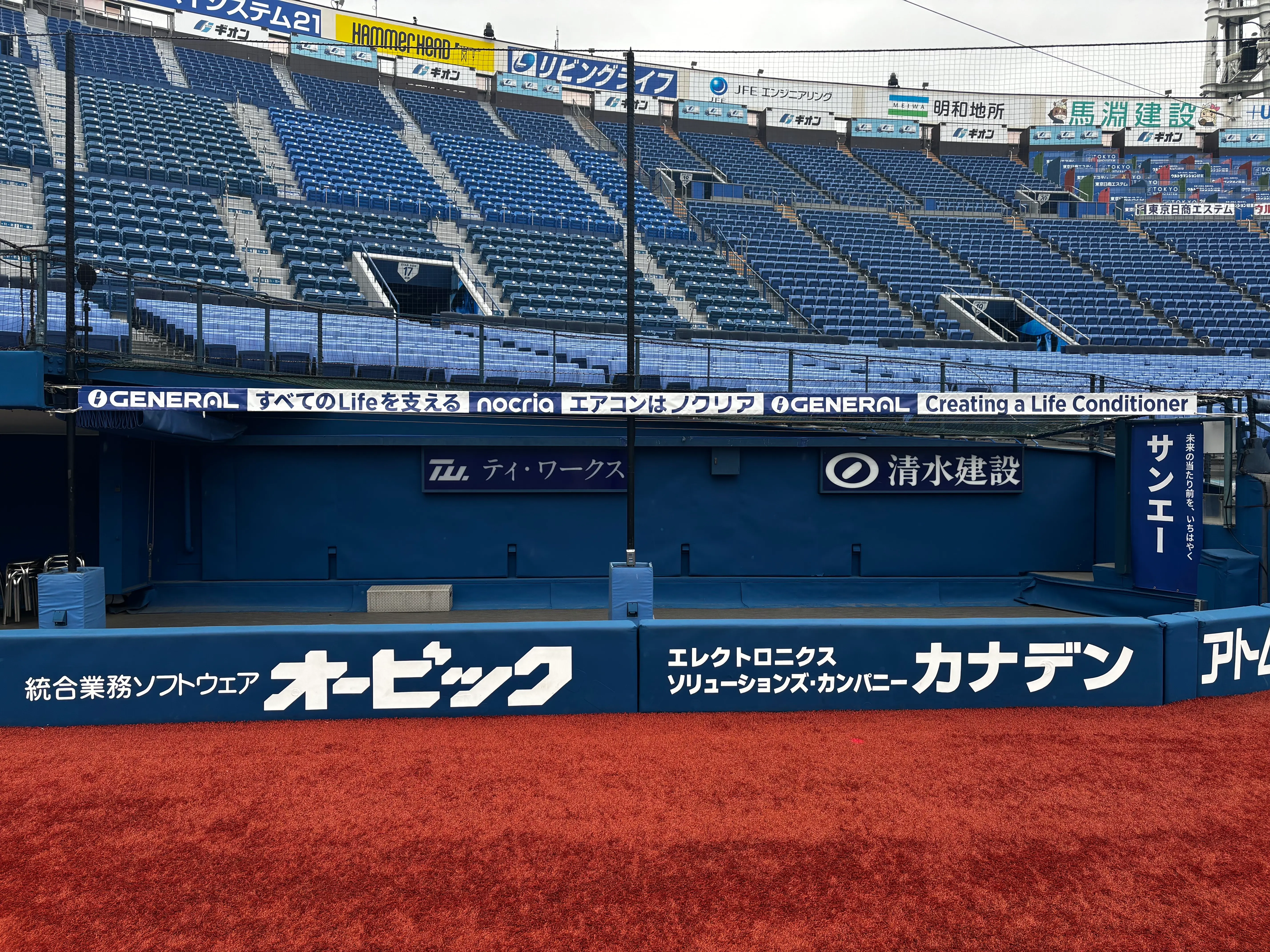 横浜DeNAベイスターズ 横浜スタジアム看板 三塁側 カメラマン席上部帯広告