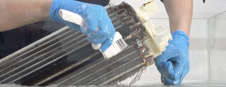 エアコンのカバーを開けている様子