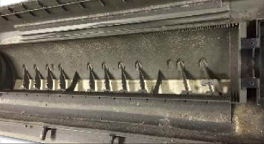 ドレンパン送風路分解洗浄前の写真