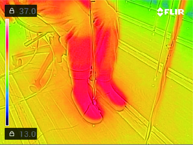 お部屋の状況を検知し、風量と風向をおすすめの設定にすることで、暖かさを維持しながら足元まで暖めます。